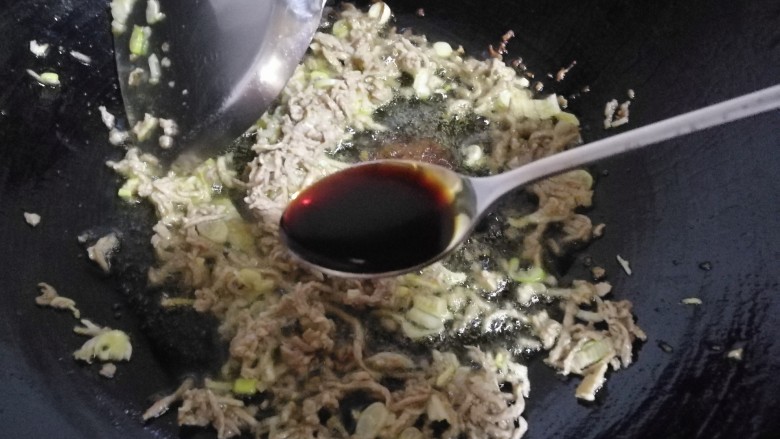 牛肉丝炒油豆皮,接着放一勺<a style='color:red;display:inline-block;' href='/shicai/ 692'>酱油</a>,炒几下让肉增色。