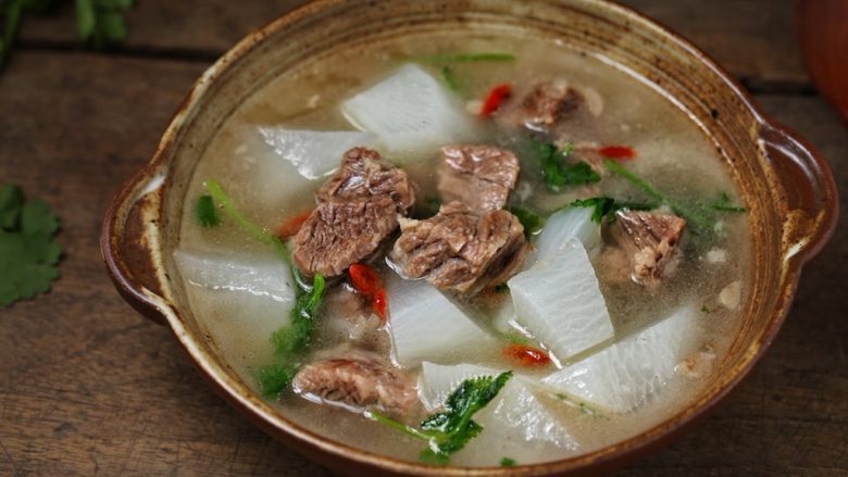 清炖牛肉萝卜汤,一道营养又美味的清炖牛肉萝卜汤就完成了,这个季节和天气来一碗忒舒坦了!