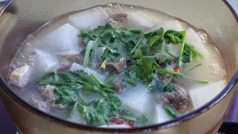 清炖牛肉萝卜汤,最后放入枸杞煮两三分钟,出锅前切点香菜段放进去就可以了