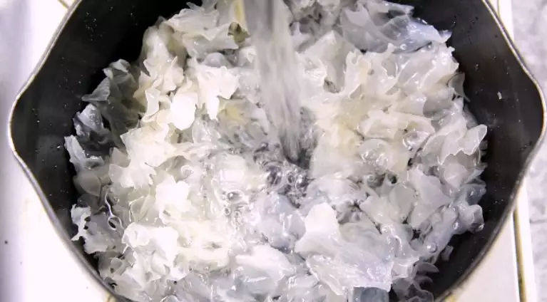 满满的胶原蛋白:银耳红枣羹,倒入清水没过银耳,开中小火煮半小时