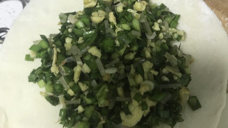 韭菜盒子,放入馅料