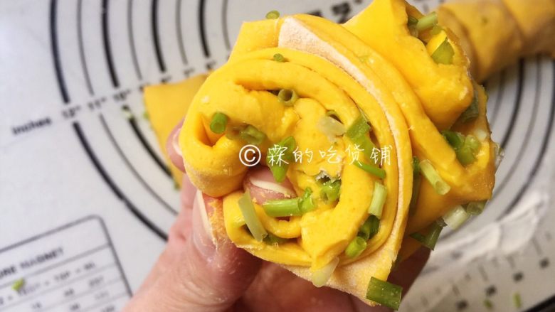 葱油南瓜花卷,反向绕一个圈,底部交叠处捏合