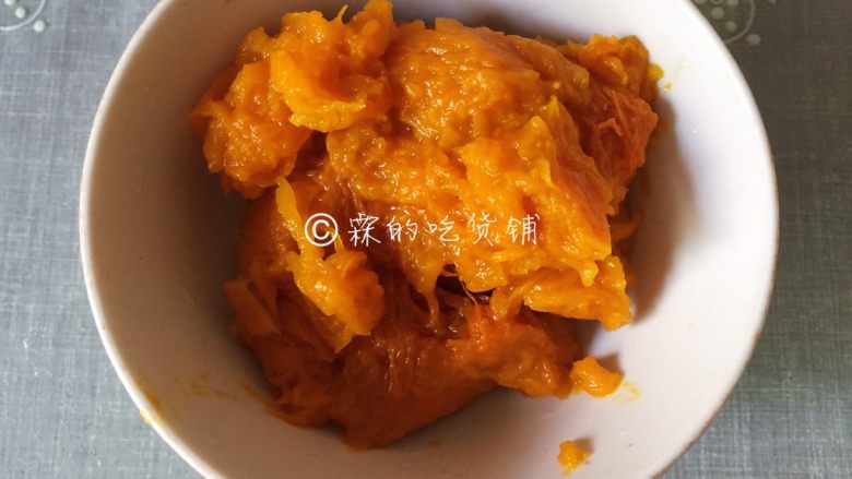 葱油南瓜花卷,<a style='color:red;display:inline-block;' href='/shicai/ 53'>南瓜</a>蒸熟、去皮,捣成泥