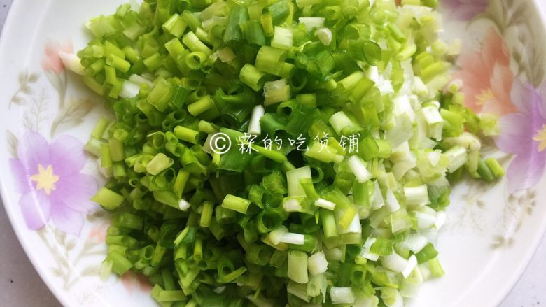 葱油南瓜花卷,发面的同时,把<a style='color:red;display:inline-block;' href='/shicai/ 157'>小葱</a>切成葱花