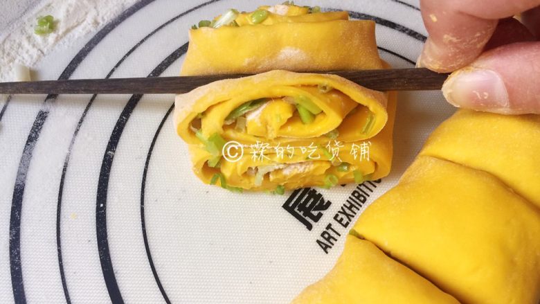 葱油南瓜花卷,中间用筷子,用力压一下