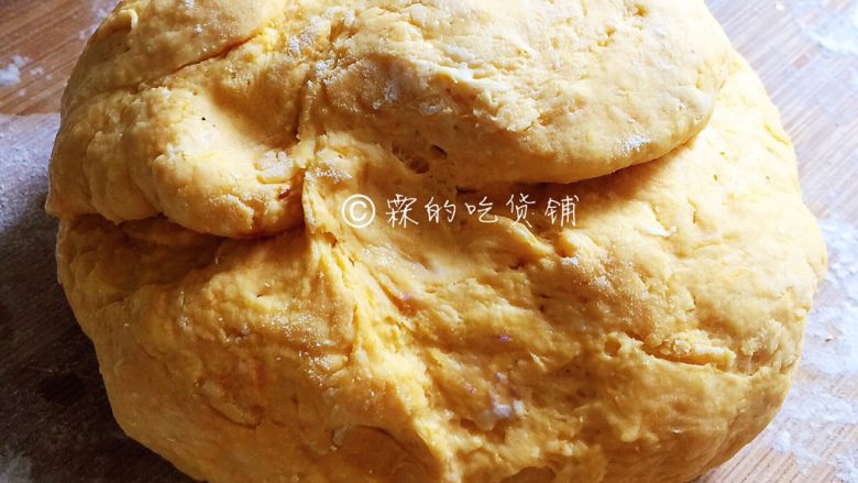 葱油南瓜花卷,再揉成三光的面团,放在温暖的地方发酵