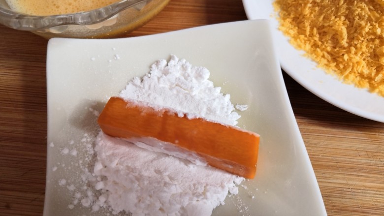 十味 香酥南瓜条,把南瓜条放入<a style='color:red;display:inline-block;' href='/shicai/ 512'>玉米淀粉</a>中,让南瓜条均匀的裹上淀粉。