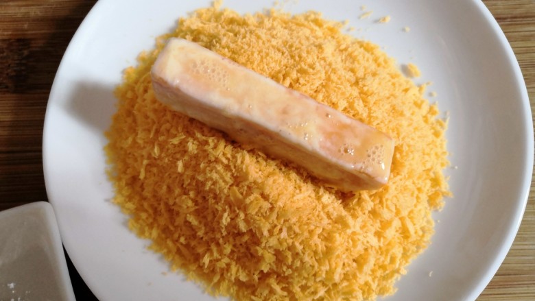 十味 香酥南瓜条,再把南瓜条放入<a style='color:red;display:inline-block;' href='/shicai/ 588'>面包糠</a>中。