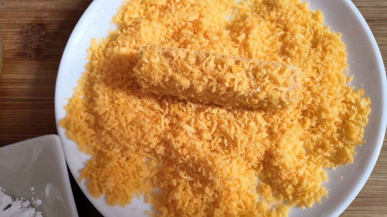 十味 香酥南瓜条,把南瓜条均匀的裹上面包糠。