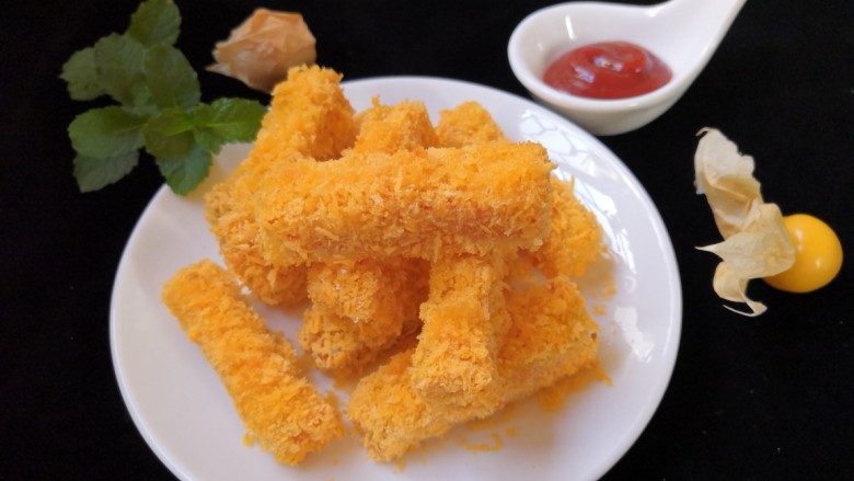 十味 香酥南瓜条,装盘,依自己口味可以配一点番茄酱或酸辣酱。