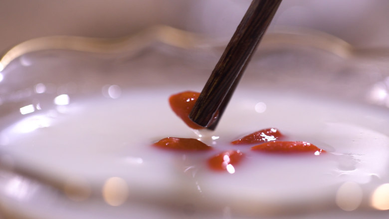 【美龄粥】,再洒上泡发的<a style='color:red;display:inline-block;' href='/shicai/ 673'>枸杞</a>点缀,美龄粥做成了