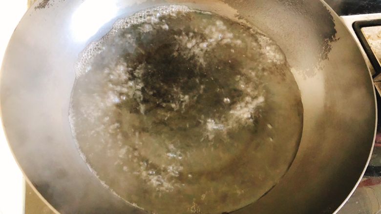 辣味咖喱小章鱼(八爪鱼),锅里倒入1盆水,烧开。