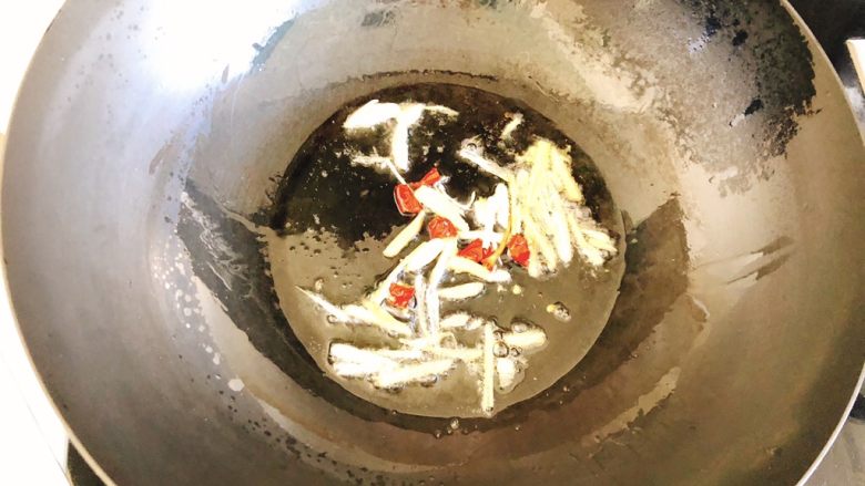 辣味咖喱小章鱼(八爪鱼),倒入蒜头、葱白、辣椒、姜炒香,约30秒。