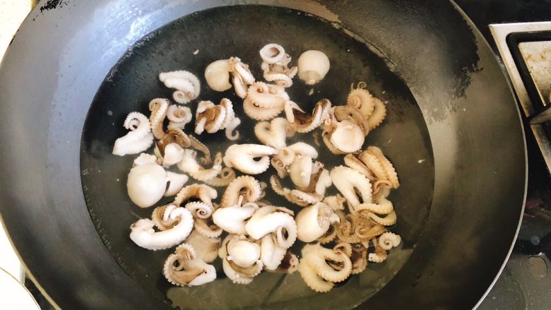 辣味咖喱小章鱼(八爪鱼),将章鱼倒入水中捞1分钟。