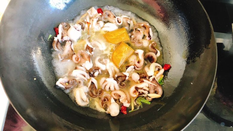辣味咖喱小章鱼(八爪鱼),倒入1碗水,并放入2片咖喱块。