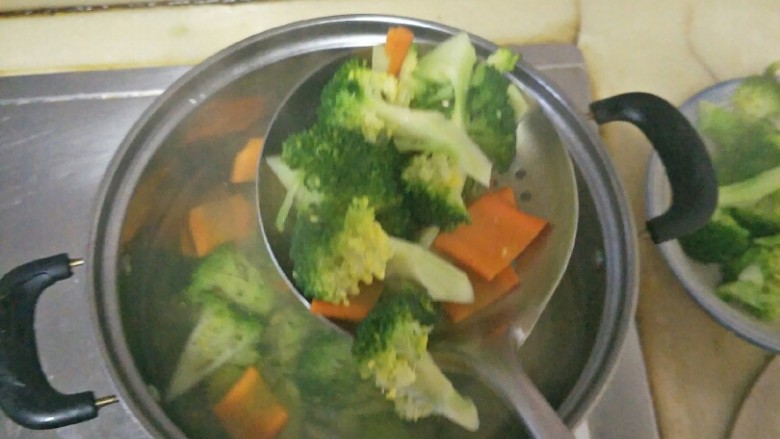 这菜三头两天就吃,提高免疫力还补钙,孩子体格好,上桌几口吃完,在煮锅里倒入适量的清水,然后大火烧开。