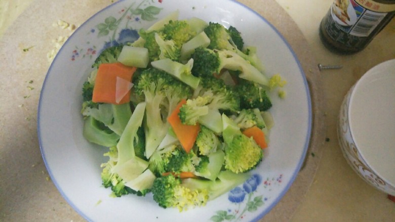 这菜三头两天就吃,提高免疫力还补钙,孩子体格好,上桌几口吃完,接着把西兰花和<a style='color:red;display:inline-block;' href='/shicai/ 25'>胡萝卜</a>倒入开水里煮三分钟,煮好之后把西兰花捞出直接摆入盘中