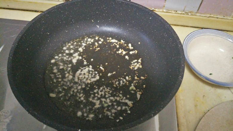 这菜三头两天就吃,提高免疫力还补钙,孩子体格好,上桌几口吃完,另起锅烧油,待油热后,将蒜末放入锅中小火炒香,倒入<a style='color:red;display:inline-block;' href='/shicai/ 788'>生抽</a>和清水,十秒后关火即可。