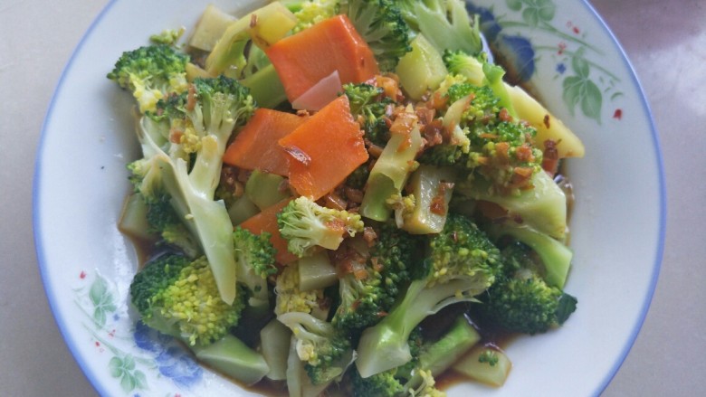这菜三头两天就吃,提高免疫力还补钙,孩子体格好,上桌几口吃完,凉拌西兰花做好上桌