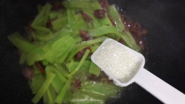 莴笋炒香肠,加一小勺细砂糖带出鲜味,翻炒均匀,即可