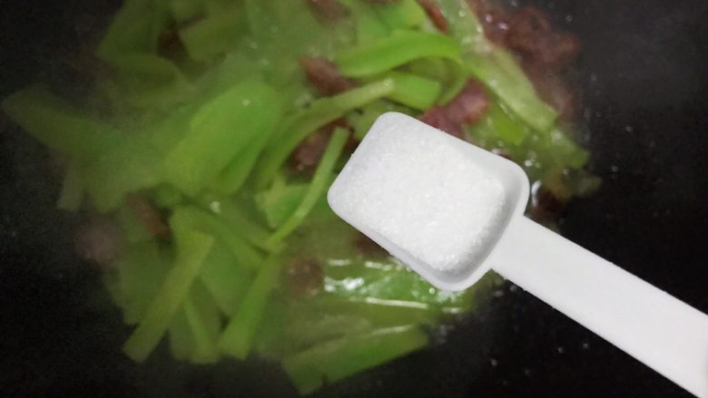莴笋炒香肠,待锅内汤汁收紧,加一小勺细盐