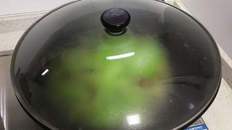 莴笋炒香肠,盖上锅盖转中小火,焖煮2分钟
