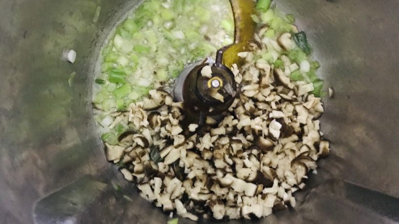 猪肉糯米烧麦,加入 香菇碎末
设置:1分钟110度L档