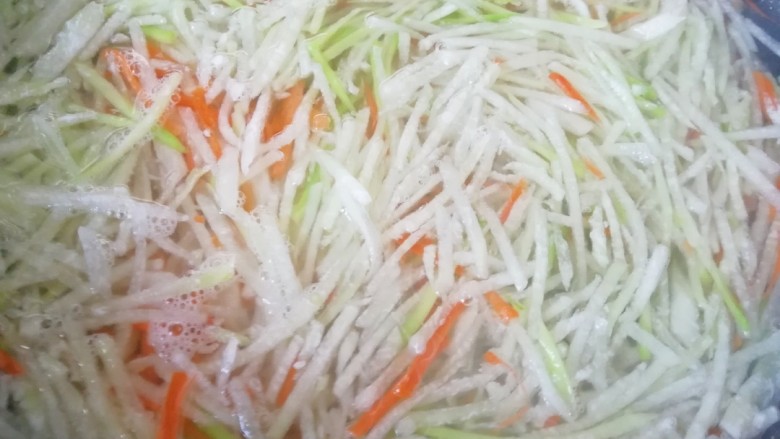 萝卜大肉馅饺子,焯一下水,捞出过凉水,攥去多余的水分。