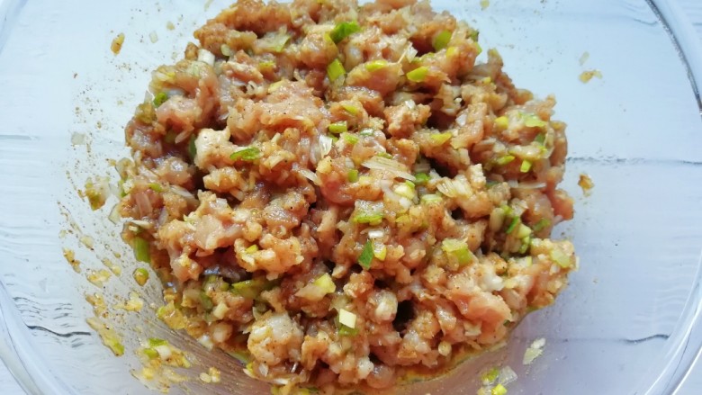 萝卜大肉馅饺子,搅拌均匀,让肉馅静置一会儿备用。