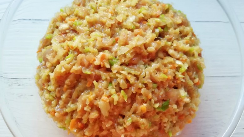 萝卜大肉馅饺子, 饺子馅做好了,闻起来好香啊!