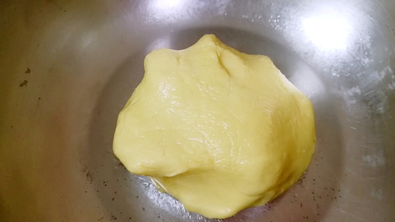 万圣节蜘蛛饼干,先用硅胶刮刀翻拌,然后用手和成团,装进保鲜袋静置半个小时(天气热的情况下放冰箱冷藏静置)。