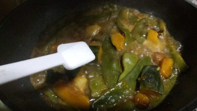 土豆豆角炖窝瓜,小火炖20分钟,再加一勺盐。