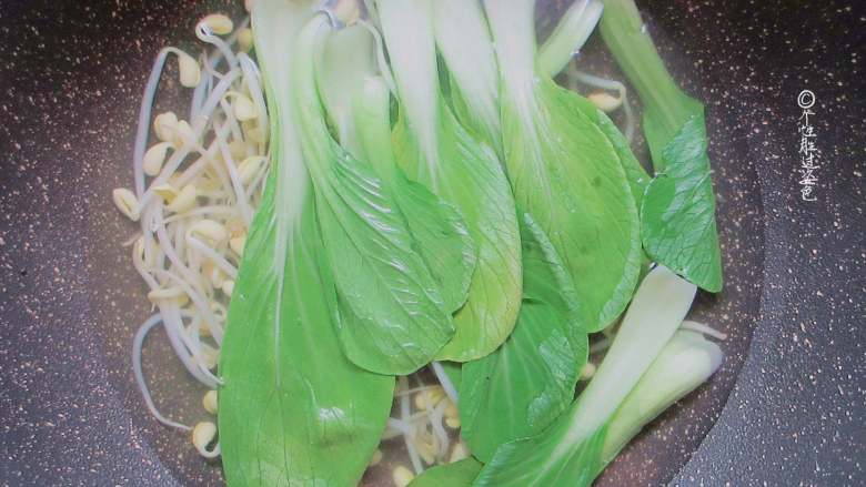 家常版油泼面,烧一锅水沸腾后,放入豆芽和小油菜焯熟