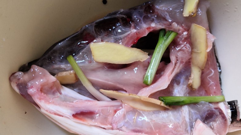 十味 鱼头豆腐汤,腌制20分钟左右。