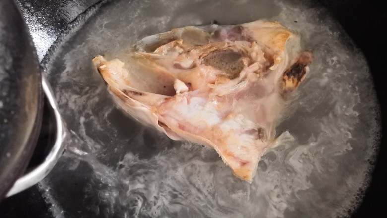 十味 鱼头豆腐汤,煎好后倒入适量开水。