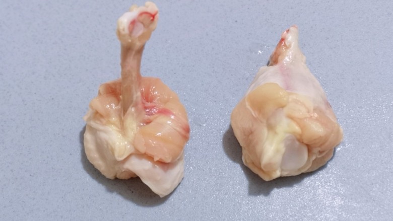 沙茶鸡翅锤,然后顺着骨头将肉往下扒,扒到下面翻成锤子状即可,如图。