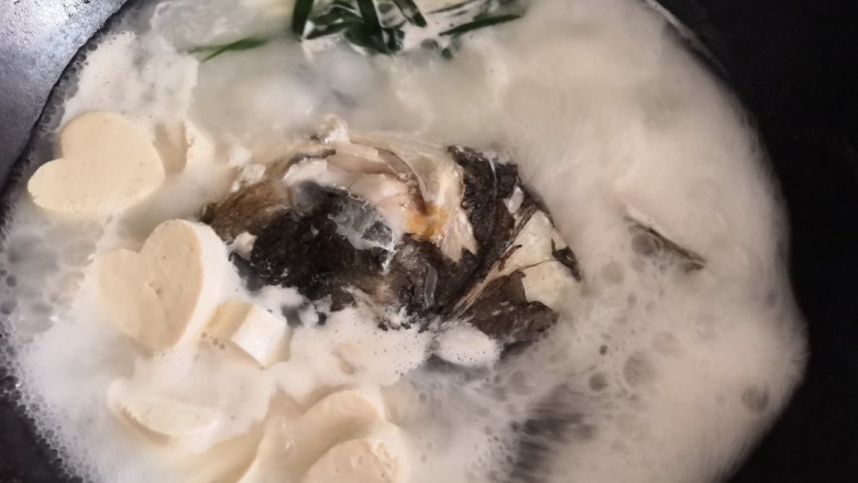 十味 鱼头豆腐汤,保持大火一直煮25~30分钟即可。