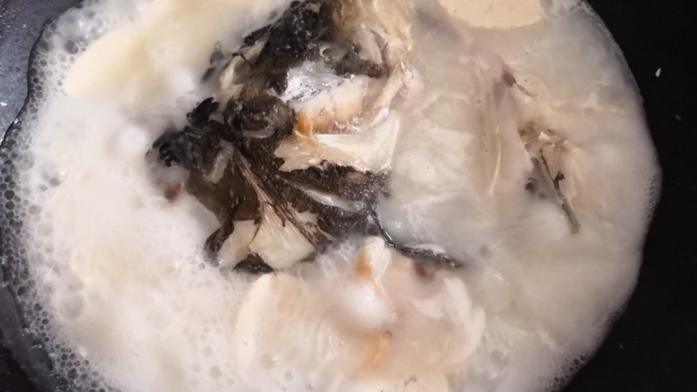 十味 鱼头豆腐汤,捞出葱结,姜片。