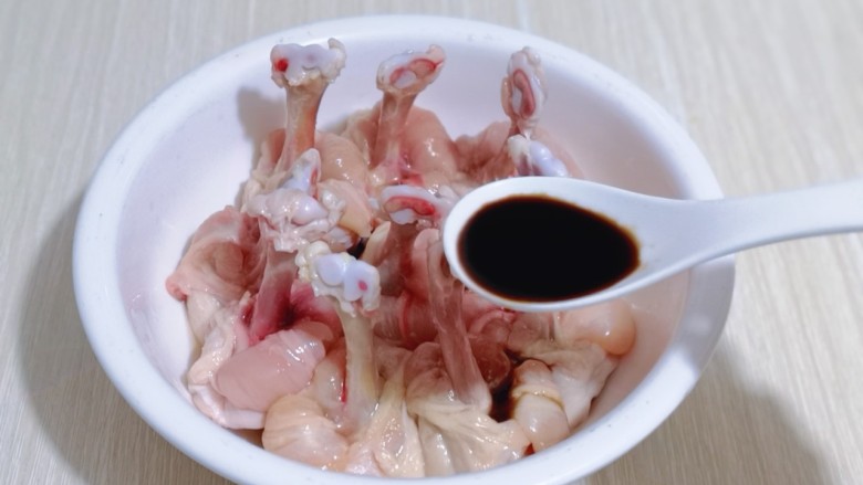 沙茶鸡翅锤,再加入<a style='color:red;display:inline-block;' href='/shicai/ 788'>生抽</a>!再次抓拌!