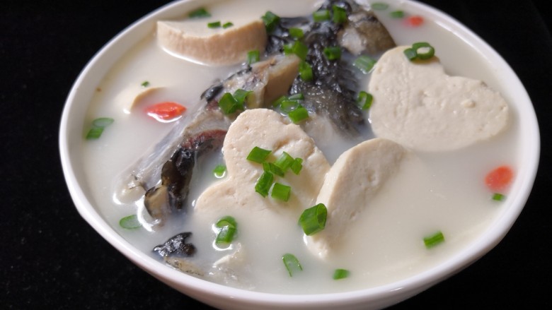 十味 鱼头豆腐汤,装入碗中,撒上葱花(也可以加几颗枸杞做点缀)。