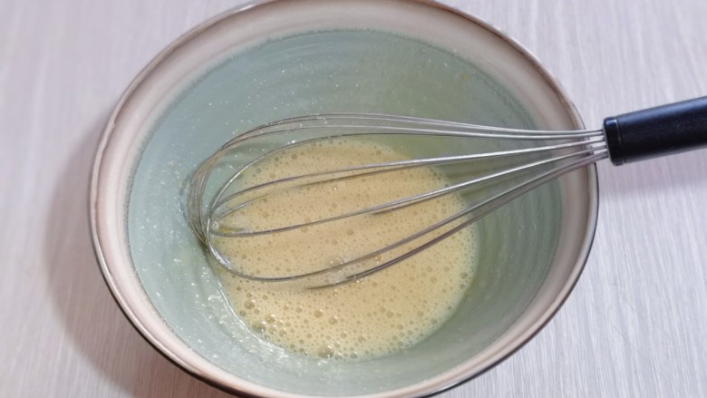 红丝绒玛德琳蛋糕,用手动打蛋器,打至均匀。