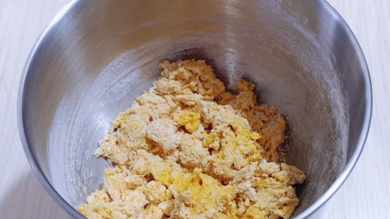 奶香果干南瓜发糕,再加入酵母粉,用筷子搅拌均匀成絮状!