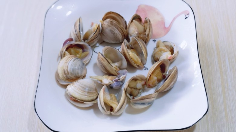 15分钟get惊艳大餐~烤海鲜,煮好的蛤蜊捞出,一定要全部将其煮至开口!
