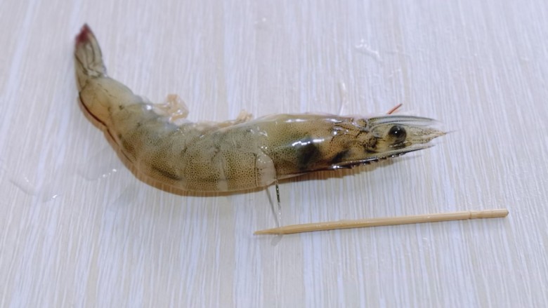 15分钟get惊艳大餐~烤海鲜,接下来处理虾,剪掉虾须,虾脚,再去除虾线,用牙签一挑就出来!依次做好!