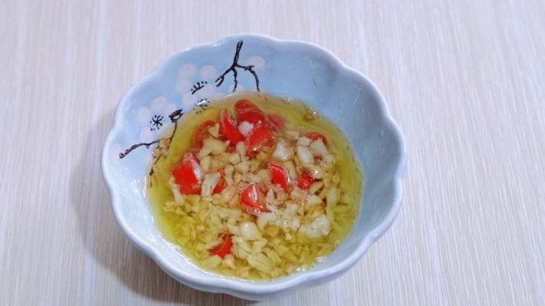 15分钟get惊艳大餐~烤海鲜,盛出 趁热加入一点点盐!放旁边备用!