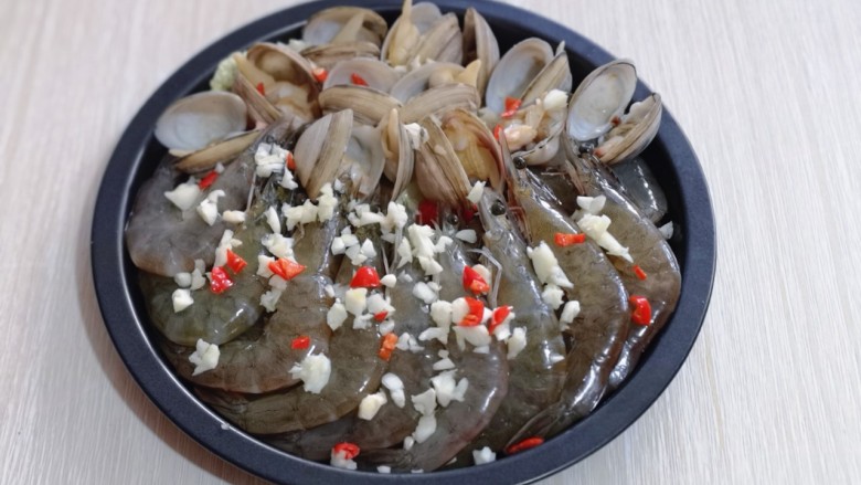 15分钟get惊艳大餐~烤海鲜,最后再将做好的辣椒蒜末油淋在上面,最好用辣椒蒜末将海鲜盖住,不然烤出来会有一点干。