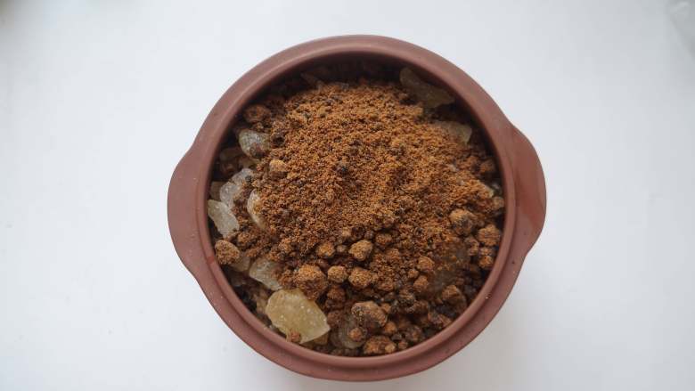 红黄冰糖柠檬膏,先放冰糖,再将<a style='color:red;display:inline-block;' href='/shicai/ 882'>红糖</a>覆在表面