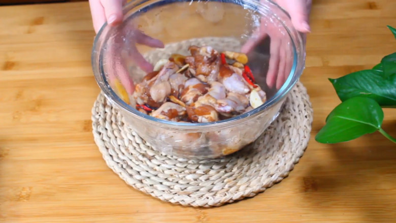 蜜汁烤鸡翅根,腌制第二天的鸡翅根(腌制2小时也可以,就是不够入味)
