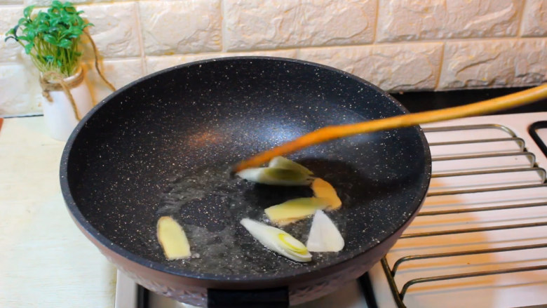 萝卜炖鸭肉,葱 姜 炒 香