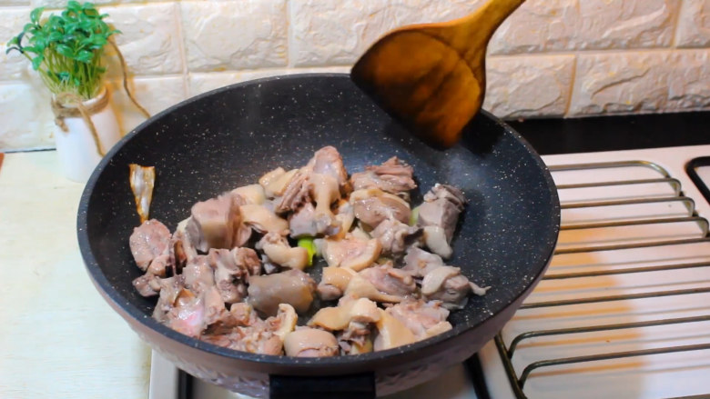 萝卜炖鸭肉,倒入鸭肉翻炒片刻